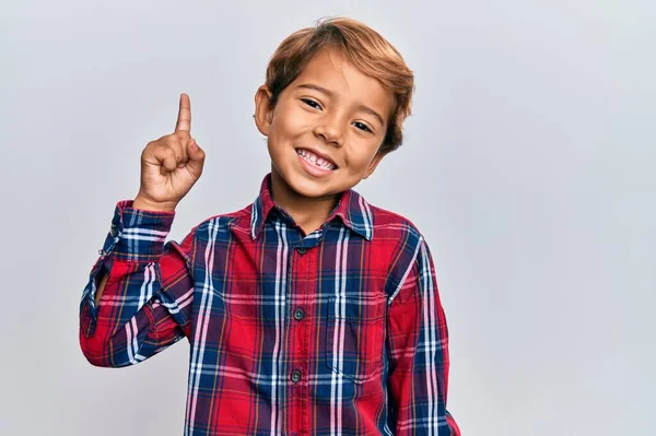 Criança Latina Adorável Vestindo Roupas Casuais Sorrindo Com Uma Ideia — Fotografia de Stock