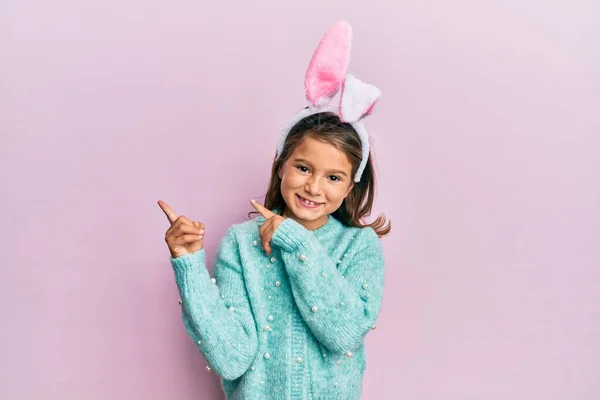 Kleine Schöne Mädchen Mit Süßen Osterhasenohren Lächeln Und Schauen Die — Stockfoto