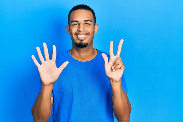 Jeune Homme Afro Américain Portant Shirt Bleu Décontracté Montrant Pointant — Photo