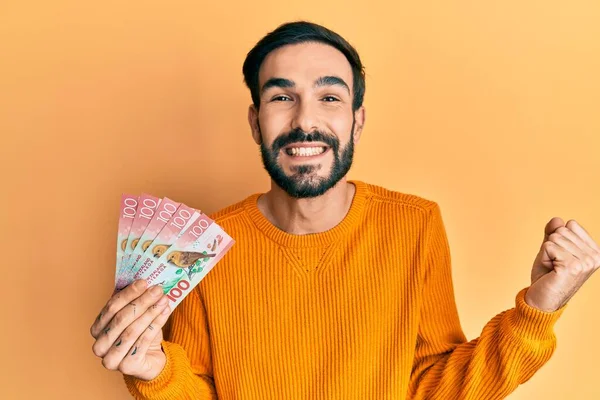 Ung Latinamerikansk Man Håller 100 Nya Zealand Dollar Sedel Skriker — Stockfoto