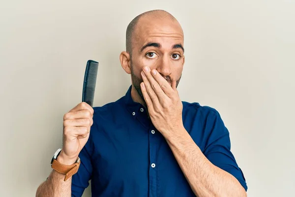 Homem Hispânico Jovem Segurando Pente Perder Cabelo Cobrindo Boca Com — Fotografia de Stock