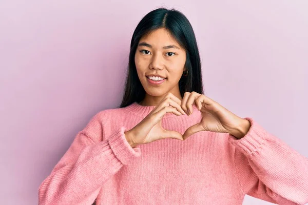 Jonge Chinese Vrouw Draagt Casual Kleding Glimlachend Liefde Doen Hart — Stockfoto