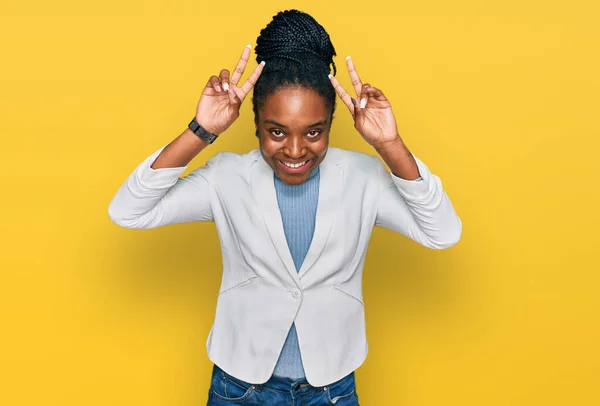 Νεαρή Αφρικάνα Αμερικανίδα Που Φοράει Επαγγελματικά Ρούχα Ποζάροντας Αστεία Και — Φωτογραφία Αρχείου