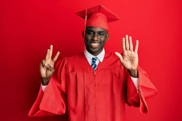 Mladý Africký Američan Muž Sobě Maturitní Čepici Slavnostní Župan Ukazuje — Stock fotografie