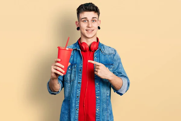Ung Kaukasisk Pojke Med Öron Utvidgning Dricksglas Cola Dryck Leende — Stockfoto