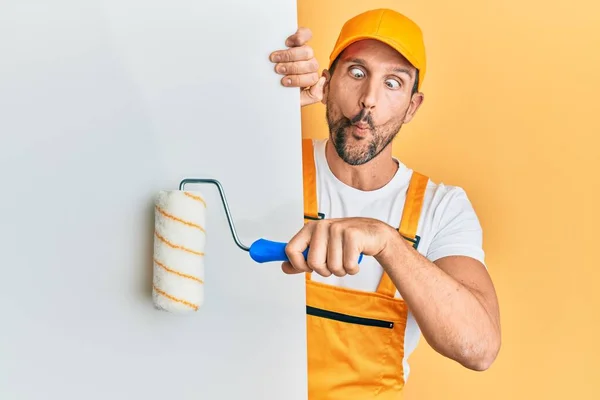 Jovem Homem Bonito Segurando Pintor Rolo Sobre Bandeira Branca Fazendo — Fotografia de Stock