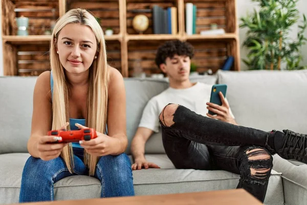 Casal Jovem Sorrindo Feliz Jogando Videogame Usando Smartphone Casa — Fotografia de Stock