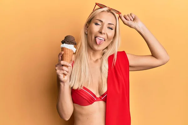 Ung Blond Kvinna Bikini Som Håller Glass Och Sticker Tungan — Stockfoto