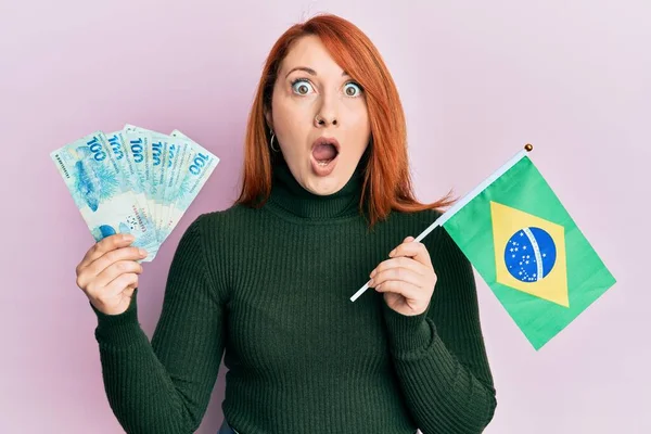 Belle Rousse Femme Tenant 100 Billets Réels Brésiliens Drapeau Brésilien — Photo