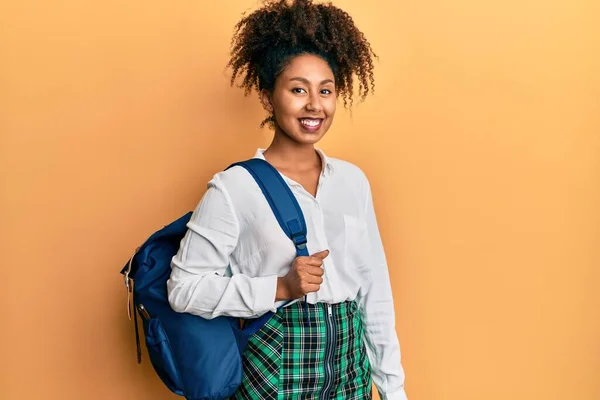 Vacker Afrikansk Amerikansk Kvinna Med Afro Hår Bär Student Ryggsäck — Stockfoto