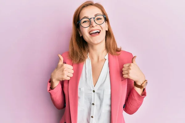 Mujer Joven Caucásica Con Estilo Negocios Gafas Signo Éxito Haciendo — Foto de Stock