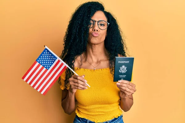 Mulher Afro Americana Meia Idade Segurando Bandeira Dos Estados Unidos — Fotografia de Stock