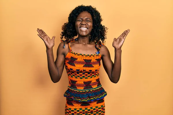 Junge Afrikanisch Amerikanische Frau Traditioneller Afrikanischer Kleidung Feiert Verrückt Und — Stockfoto