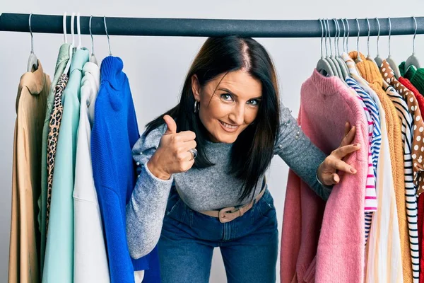 Donna Bruna Mezza Età Che Lavora Come Personal Shopper Professionale — Foto Stock