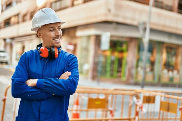 Ung Kaukasisk Arbetare Ler Glad Bär Uniform Staden — Stockfoto