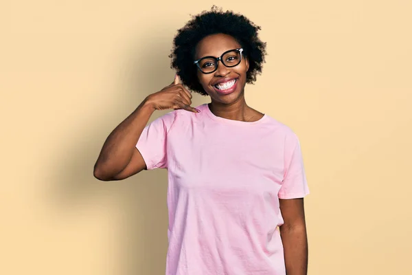 Mujer Afroamericana Con Cabello Afro Vistiendo Ropa Casual Gafas Sonriendo —  Fotos de Stock
