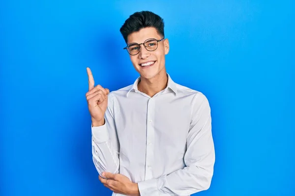 Jonge Spaanse Man Casual Kleding Bril Lachend Vrolijk Wijzend Met — Stockfoto