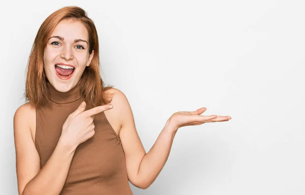 Jovem Caucasiana Vestindo Roupas Casuais Espantada Sorrindo Para Câmera Enquanto — Fotografia de Stock