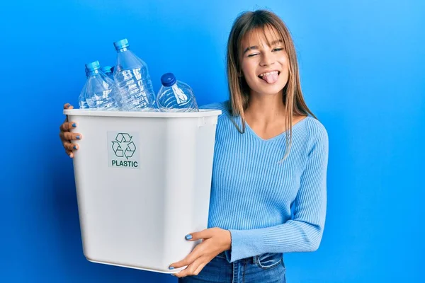 Teenager Kaukasisches Mädchen Hält Recyclingbeutel Mit Plastikflaschen Der Hand Die — Stockfoto