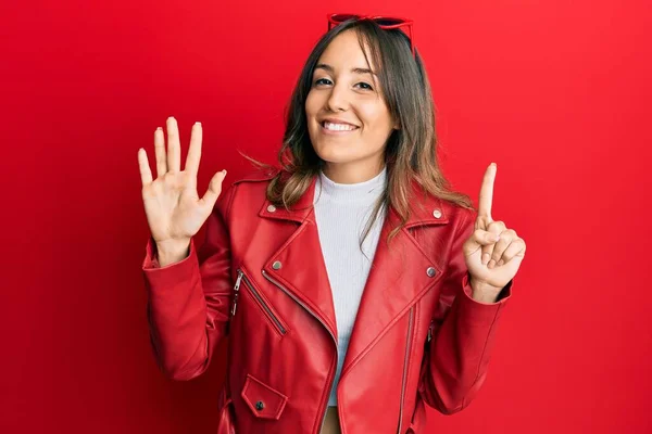 Junge Brünette Frau Trägt Rote Lederjacke Und Zeigt Mit Finger — Stockfoto