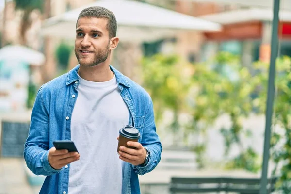 Joven Hombre Caucásico Usando Smartphone Bebiendo Café Ciudad —  Fotos de Stock