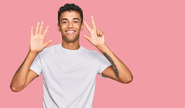 Jovem Bonito Homem Afro Americano Vestindo Camiseta Branca Casual Mostrando — Fotografia de Stock