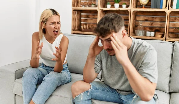 Joven Pareja Caucásica Sonriendo Feliz Casa —  Fotos de Stock