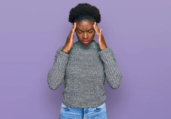 Ung Afrikansk Amerikansk Flicka Bär Avslappnade Kläder Med Hand Huvudet — Stockfoto