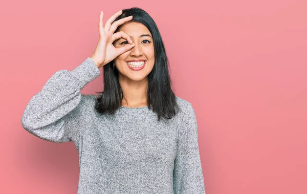 Schöne Asiatische Junge Frau Lässiger Kleidung Tut Geste Mit Der — Stockfoto