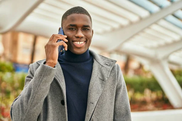 アフリカ系アメリカ人の若者が市内のスマートフォンで幸せな会話をしています — ストック写真