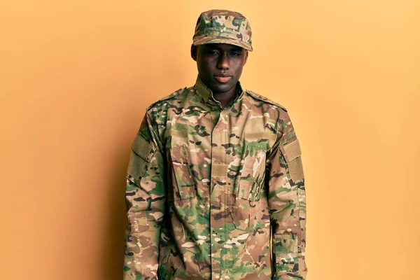 Молодий Афроамериканець Військовій Формі Виглядає Сонним Втомленим Виснаженим Від Втоми — стокове фото