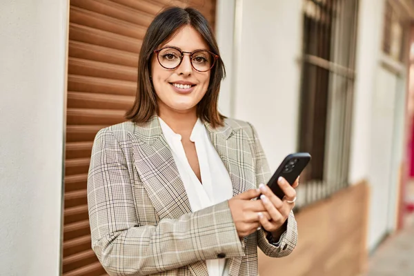 Ung Latinamerikansk Affärskvinna Ler Glad Med Smartphone Stan — Stockfoto