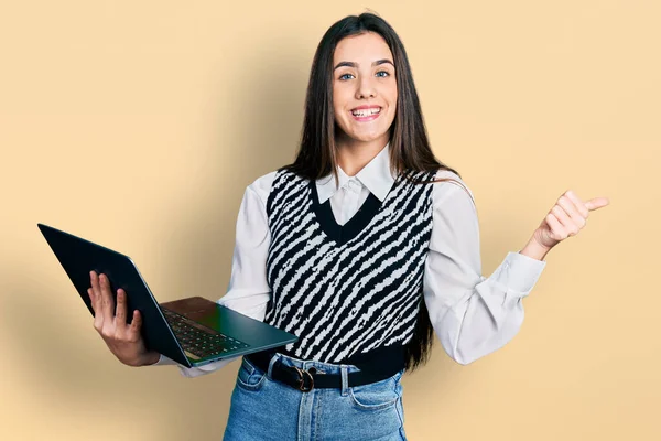 Junge Brünette Teenager Arbeiten Mit Computer Laptop Zeigt Daumen Zur — Stockfoto
