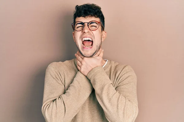 Young Hispanic Man Wearing Casual Clothes Glasses Shouting Suffocate Because — Stock Photo, Image