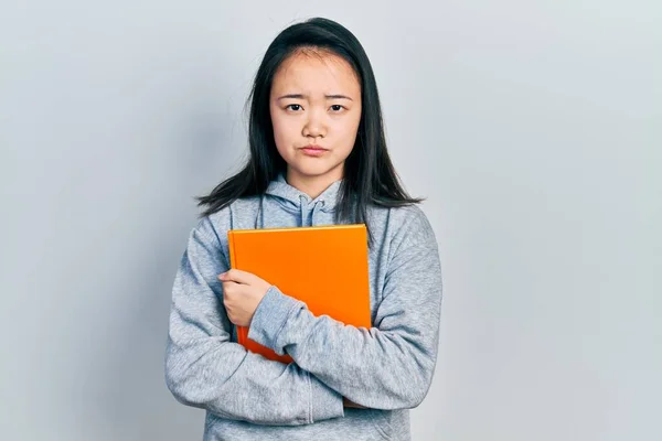 Menina Chinesa Jovem Segurando Livro Deprimido Preocupar Com Angústia Chorando — Fotografia de Stock