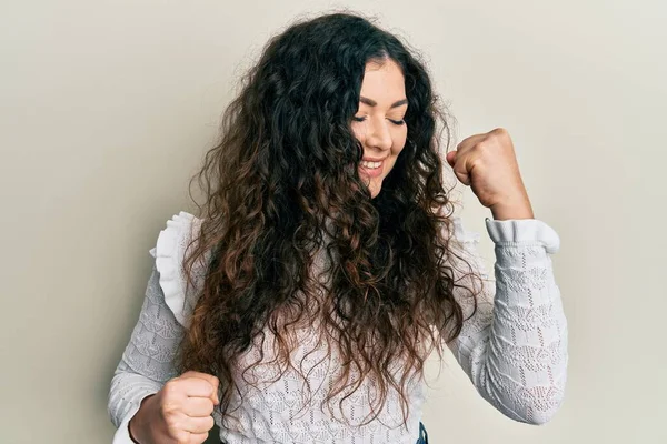 Wanita Berambut Cokelat Muda Dengan Rambut Keriting Mengenakan Pakaian Kasual — Stok Foto