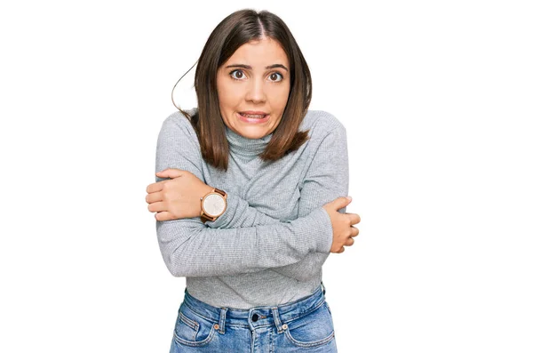 Junge Schöne Frau Lässigem Rollkragenpullover Zittert Und Friert Vor Winterkälte — Stockfoto