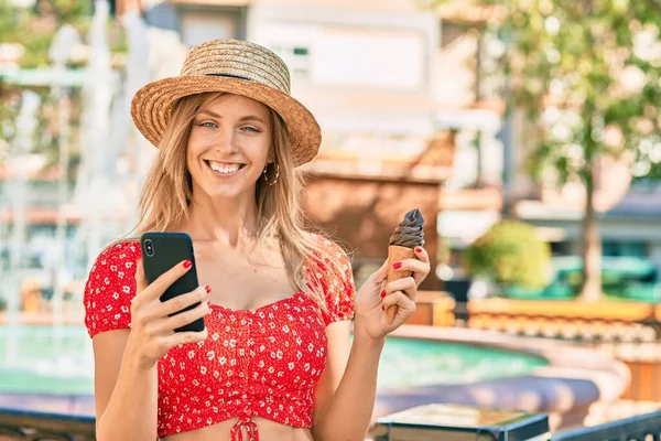 Jeune Touriste Blonde Portant Style Été Utilisant Smartphone Manger Crème — Photo