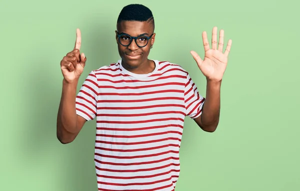 年轻的非洲裔美国人 身穿休闲装 戴着眼镜 头戴六号手指 面带微笑 自信而快乐 — 图库照片