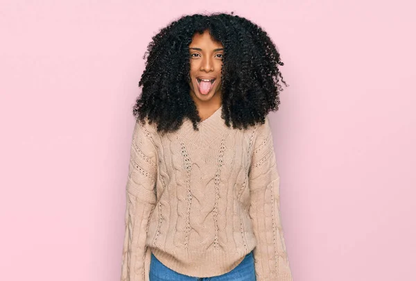 Jovem Menina Afro Americana Vestindo Roupas Casuais Colando Língua Feliz — Fotografia de Stock