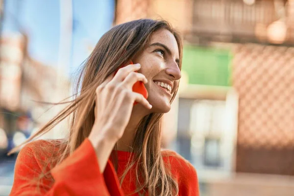 Joven Mujer Hispana Sonriendo Feliz Hablando Smartphone Ciudad — Foto de Stock