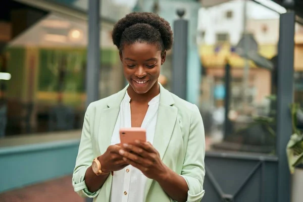 Νεαρή Αφροαμερικανή Επιχειρηματίας Χαμογελώντας Ευτυχισμένη Χρησιμοποιώντας Smartphone Στην Πόλη — Φωτογραφία Αρχείου