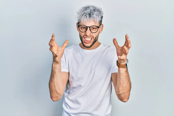 Jonge Spaanse Man Met Modern Geverfd Haar Wit Shirt Bril — Stockfoto