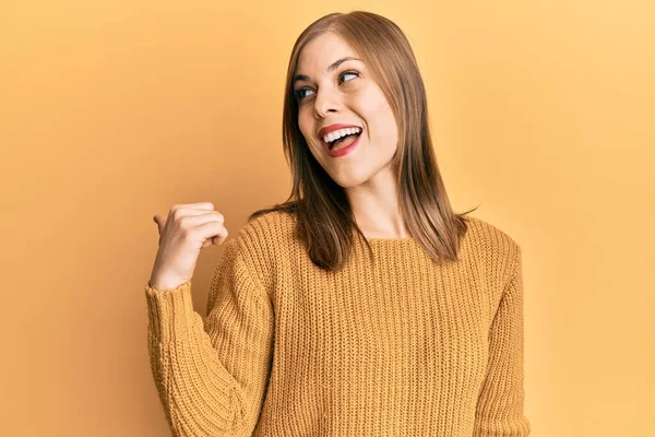 Hermosa Mujer Caucásica Con Suéter Invierno Casual Apuntando Pulgar Hacia — Foto de Stock