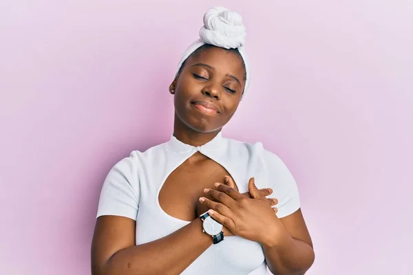 Jonge Afrikaanse Vrouw Draagt Haartulband Roze Achtergrond Glimlachend Met Handen — Stockfoto
