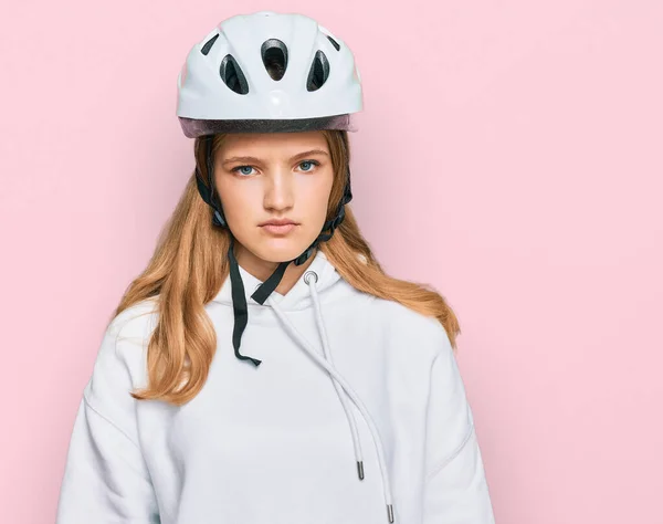 Hermosa Chica Caucásica Joven Con Casco Bicicleta Con Expresión Seria —  Fotos de Stock