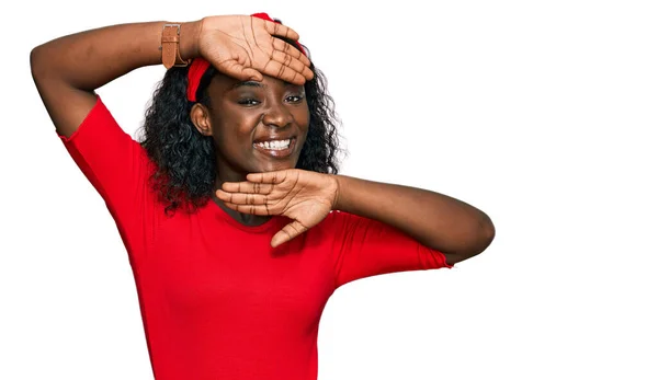 Mulher Jovem Africana Bonita Vestindo Roupas Casuais Sorrindo Alegre Jogando — Fotografia de Stock