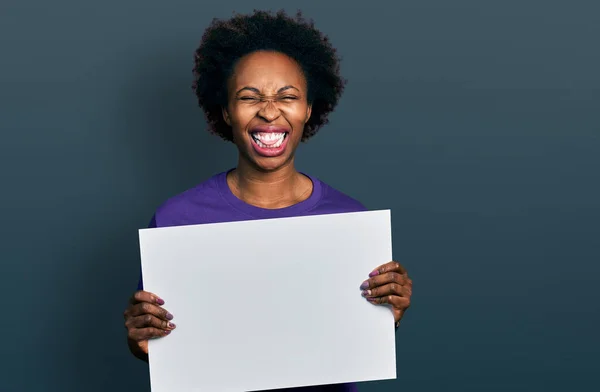 Afroamerykanka Afro Włosy Trzymając Pusty Sztandar Wystający Język Szczęśliwy Zabawnym — Zdjęcie stockowe