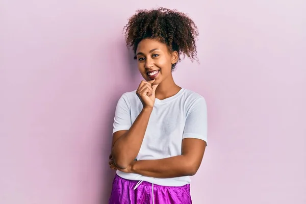 Mulher Americana Africana Bonita Com Cabelo Afro Vestindo Sportswear Olhando — Fotografia de Stock