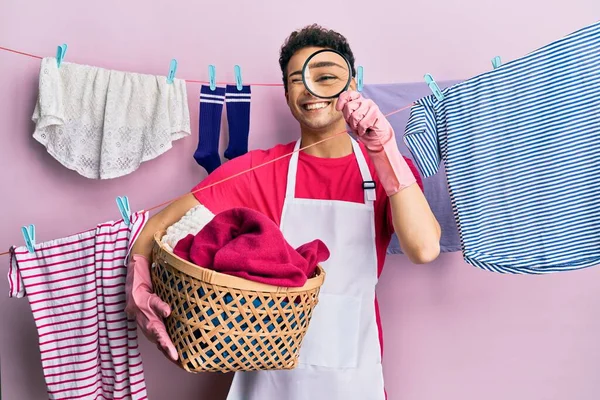 Bonito Hispânico Homem Fazendo Lavandaria Segurando Cesta Vime Procura Uma — Fotografia de Stock